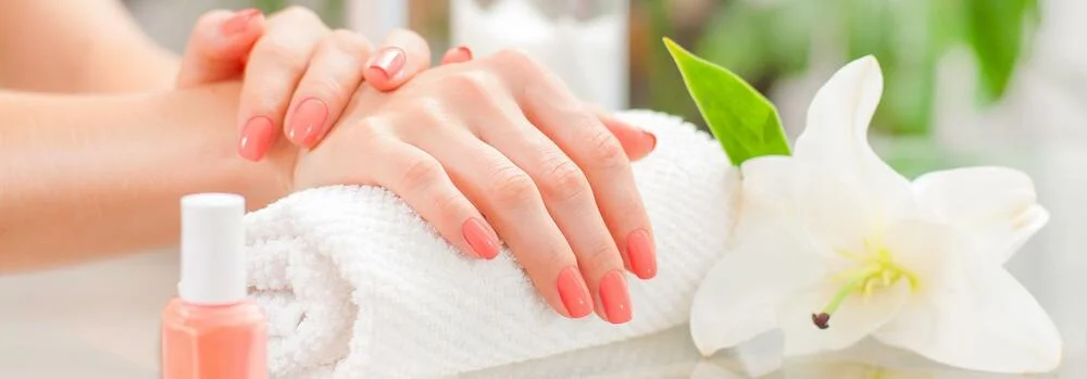 Maniküre-Konzept. Schöne Frauenhände mit perfekter Maniküre im Schönheitssalon.