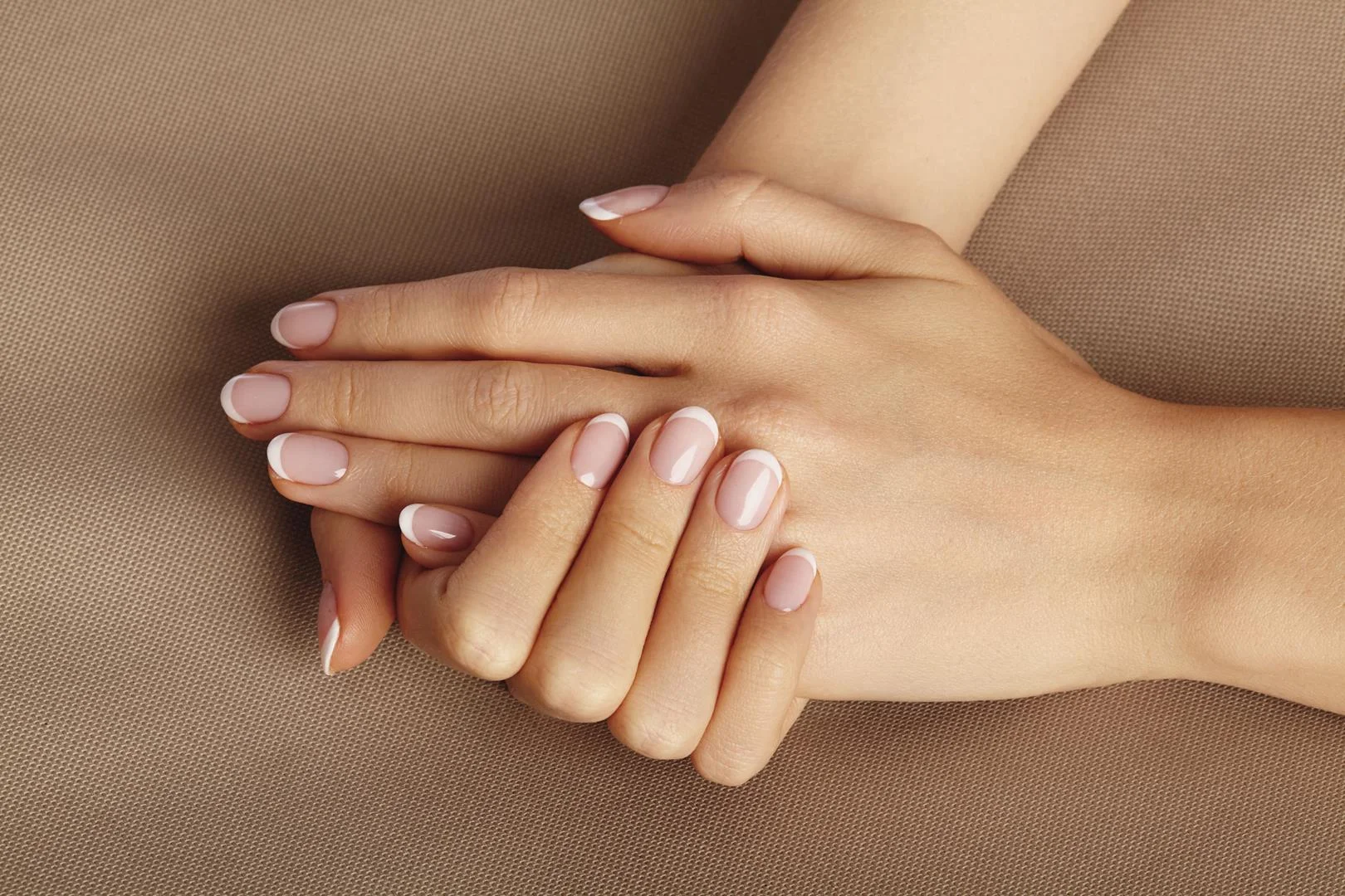 Junge Frau mit Handfläche. Wunderschöne Glamour-Maniküre. French Style